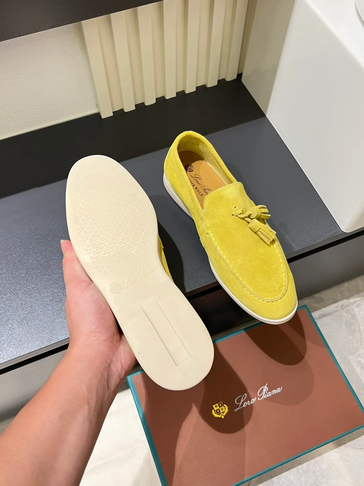 Men's shoes 💰p360 "Loro men's shoes 💰pian'*" Classic L men's shoes for couples 💰p Top version British flat loafers, a must-have item in old money style, the minimalist design is eye-catching and durable, a plus point for dressing The soft foot feel and texture are outstanding. They don’t scratch your feet and are very nice. They are matched with soft and waxy soles. They can be worn daily for a long time without getting tired. They are easy to wear, versatile and classic items, with perfect foot feel and texture! Imported cashmere fabric, the lining is made of imported A-grade water-dyed cow lining, the top version of the genuine leather midsole is sewn with pure handmade mark thread! Size: Female 35-40 (34. Customized) Male 38-44 (45.46. Customized)